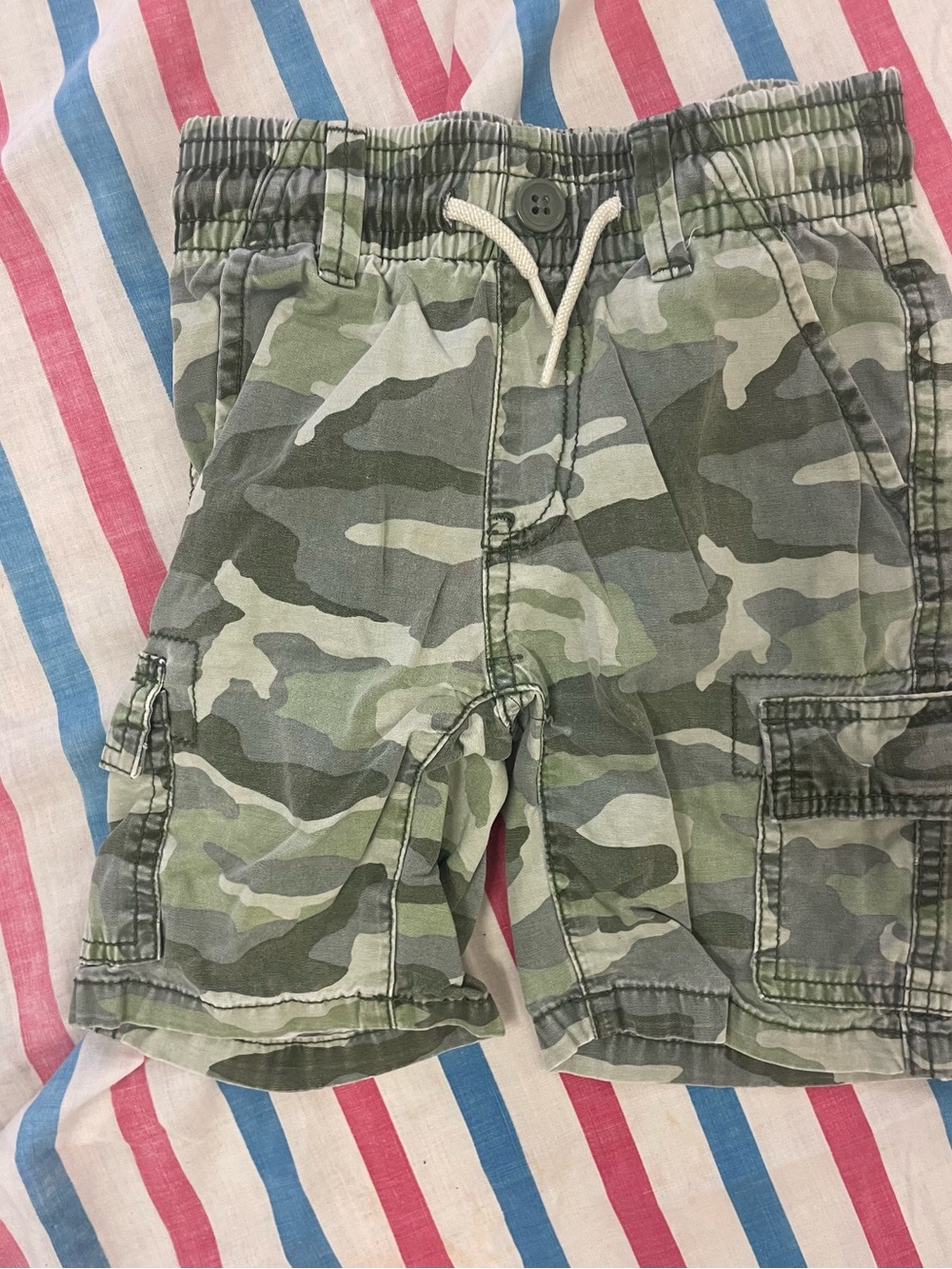 Place Green Camo Cargo Shorts for Kids size 5 pre -owned wear.